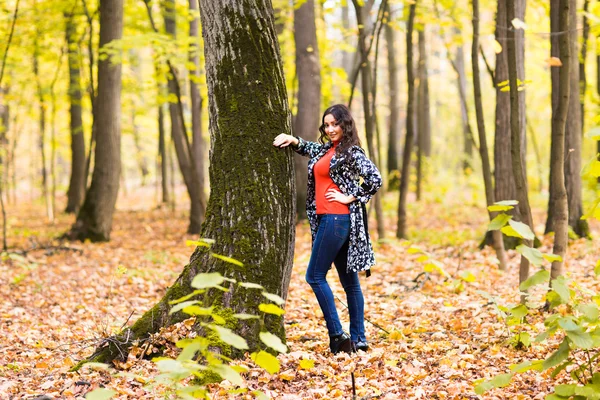 秋の公園で立っている美しいエレガントな女性 — ストック写真