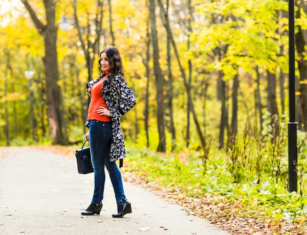 Menina estudante andando no parque de outono — Fotografia de Stock