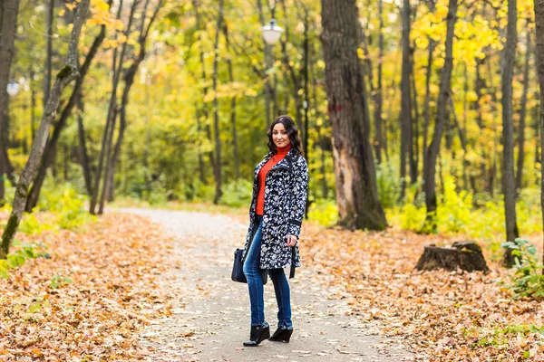 Walking in the autumn park — Stock Photo, Image