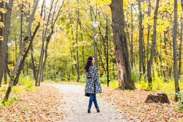 Mulher elegante bonita de pé no parque de outono — Fotografia de Stock