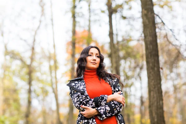 Fille étudiante marche dans le parc d'automne — Photo