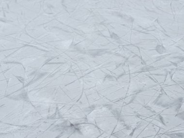 Açık hava buz pateni pistinde buz yüzeyini çizmiş. Kış dokusu, donmuş arka plan ve mevsimlik spor atmosferi