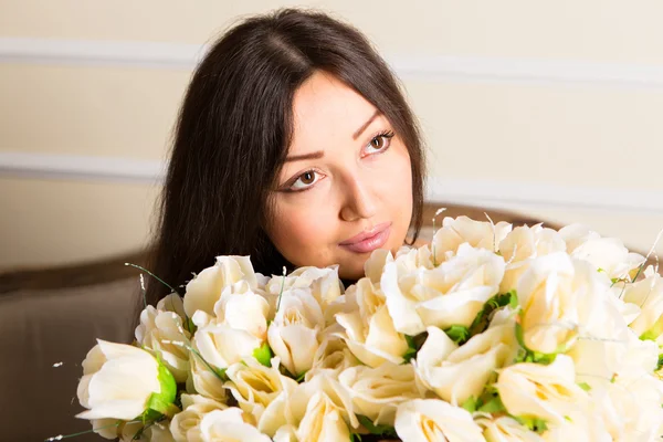 Mujer bonita con pelo largo y castaño — Foto de Stock