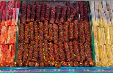 İstanbul 'da bir pazarda meyveli ve fındıklı börek. Geleneksel tatlılar, zanaat ve kültürel hoşgörü yapılandırılmış şekerleme düzeni ile sunuluyor.