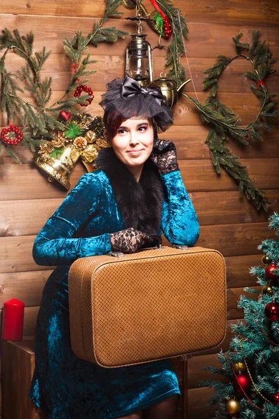 Όμορφη γυναίκα με βαλίτσα στο εσωτερικό των Χριστουγέννων — Φωτογραφία Αρχείου