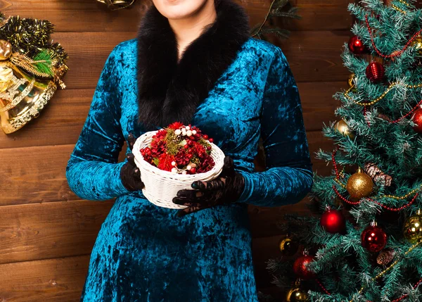 Schöne Frau in der Nähe eines Weihnachtsbaums. — Stockfoto