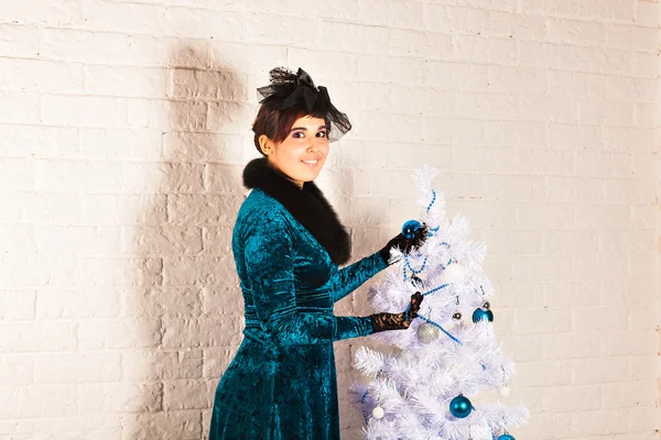Όμορφη νεαρή γυναίκα διακόσμηση χριστουγεννιάτικο δέντρο — Φωτογραφία Αρχείου