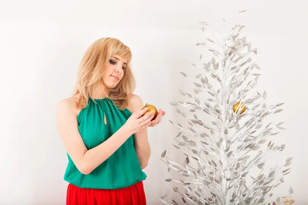 Schöne Frau schmückt den Weihnachtsbaum — Stockfoto
