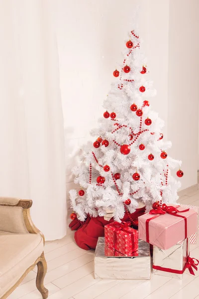 Belo quarto decorado holdiay com árvore de Natal e presentes sob ele — Fotografia de Stock