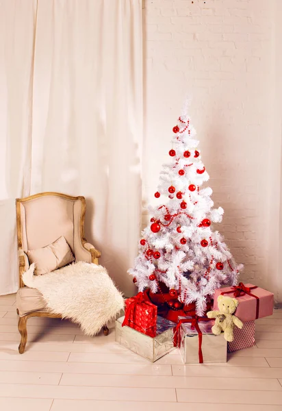 Belo quarto decorado holdiay com árvore de Natal e presentes sob ele — Fotografia de Stock