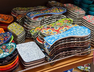 Elle boyanmış Türk seramik kaşığı ahşap rafta duruyor. Mutfak aksesuar tasarımı, fonksiyonel dekor, geleneksel zanaat, zanaatkar çömlek, aşçılık organizasyonu ve dekoratif ev kültürü..