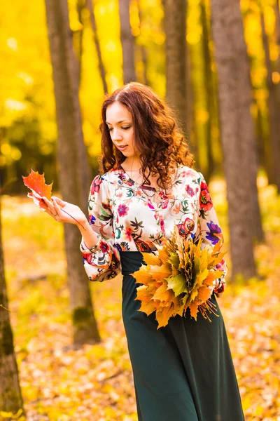 Belle femme élégante debout dans un parc d'automne — Photo
