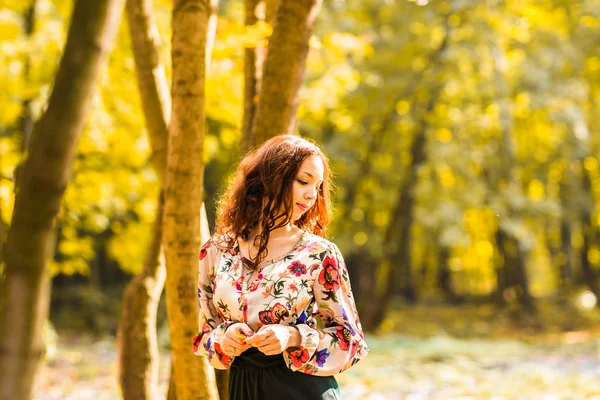 Mooie jonge vrouw lopen buiten in de herfst — Stockfoto