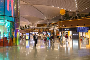 ISTANBUL, TURKEY - 09 Ağustos 2022: Yeni Uluslararası İstanbul Havalimanı 'nın uluslararası kalkış terminalindeki gümrüksüz mağazalar ve mağazalar manzarası