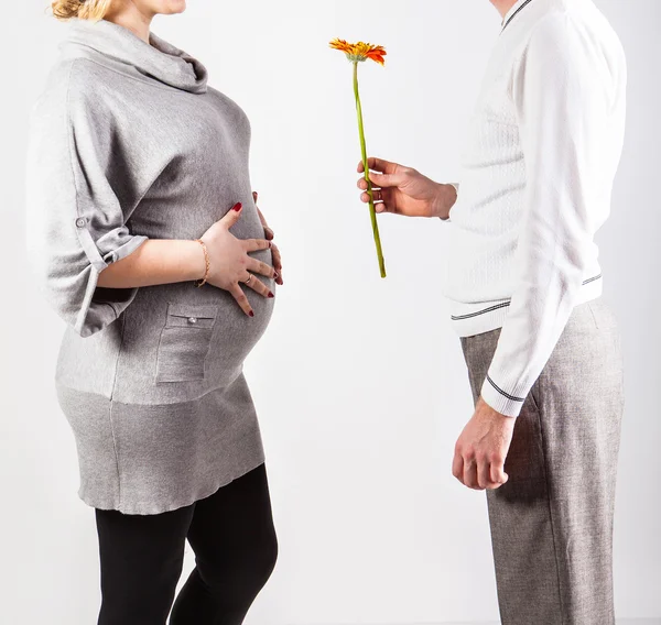 Donna incinta e suo marito isolato su bianco — Foto Stock