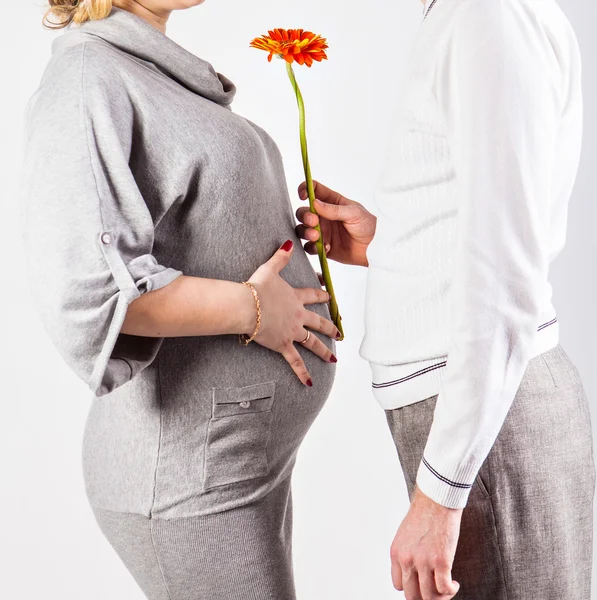 Donna incinta e suo marito isolato su bianco — Foto Stock