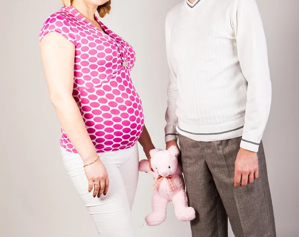 Donna incinta con marito e giocattolo — Foto Stock