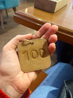 Ahşap etiket, kafenin içinde 100 kişi elinde tutuyordu. Düzen sistemi, hizmet organizasyonu, asgari tasarım, doğal doku ve günlük konukseverlik ayrıntıları yakın planda yakalandı.