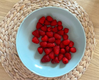 Yukardan bakıldığında kasedeki taze ahududular. Sağlıklı gıda kavramı, doğal tatlılık, mevsimlik meyve ve temiz yemek..
