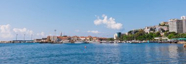 Tarihi Eski Şehir ve modern sahil şeridi ile Budva 'nın kıyı şeridi. Turizm ve liman bölgesi gelişimi ve Adriyatik kentsel manzarası