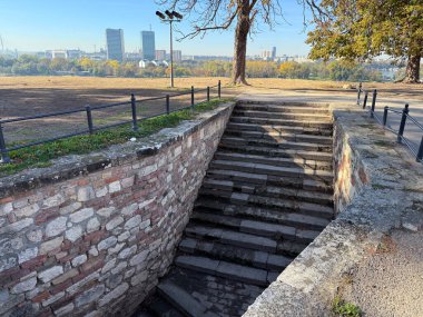 Eski kale duvarlarına inen tarihi taş merdiven. Mimari miras, zaman ve tarihin dokusu taşta korunmuş.