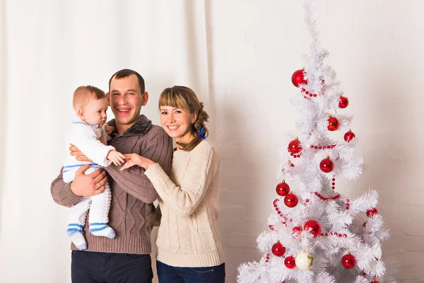 Familia feliz y árbol de Navidad — Foto de Stock