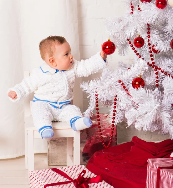 Menino brincando com a decoração da árvore de Natal — Fotografia de Stock