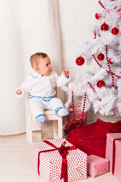 Baby boy spelen met kerstboom decoratie — Stockfoto