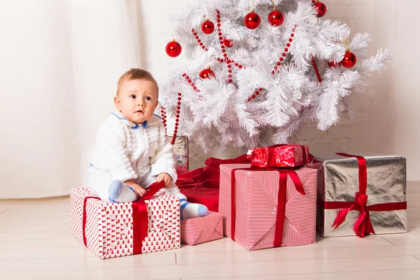 Menino brincando com a decoração da árvore de Natal — Fotografia de Stock