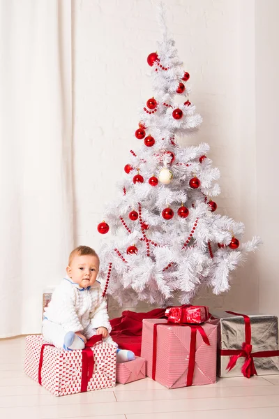 Menino brincando com a decoração da árvore de Natal — Fotografia de Stock