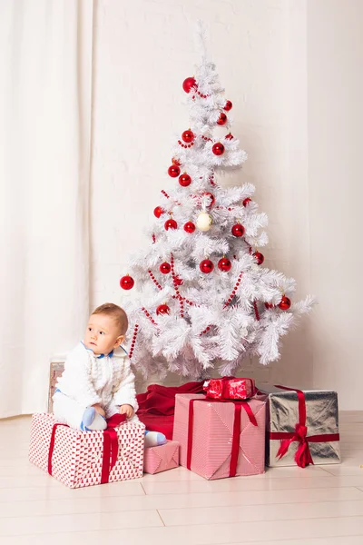 Αγοράκι που παίζει με το χριστουγεννιάτικο δέντρο διακόσμηση — Φωτογραφία Αρχείου