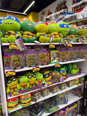 MOSCOW, Rusya, EKİM 03, 2020. Oyuncak dükkanında oyuncak Ninja Kaplumbağalı raflar Çocuk Dünyası - Detsky Mir