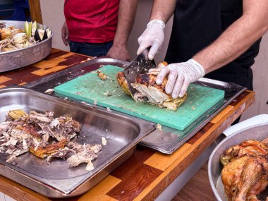 Mutfak ortamında dilimlenmiş tavuk dilimlemek. Mutfak hazırlığı, yemek servisi ve gastronomi.