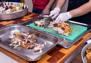 Mutfak ortamında dilimlenmiş tavuk dilimlemek. Mutfak hazırlığı, yemek servisi ve gastronomi.