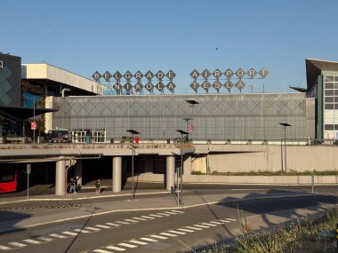 Belgrad, Sırbistan - 4 Temmuz 2025: Nikola Tesla Havaalanı Yeni İnşaat ve Kalkış Terminal Yolu Surcin