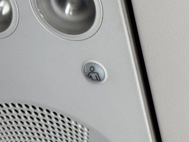 Uçak tavanındaki yolcu çağırma düğmesi. Havacılık arayüzü tasarımı yoluyla uçuş hizmeti, iletişim ve kabin yardımı.