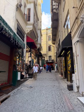 İstanbul 'un Galata ilçesinde tarihi binalar ve yerel dükkanlarla dar sokaklar. Şehir mirası, turizm ve günlük şehir hayatı mimari, perakende ve yaya kültürü yoluyla..