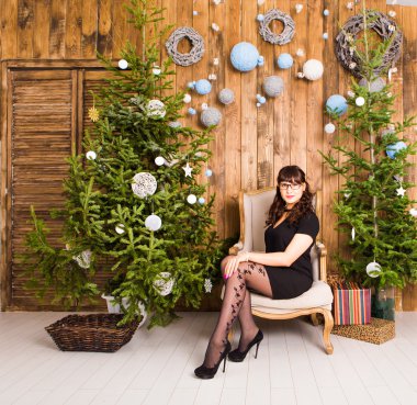 Noel ağacı ile genç kız