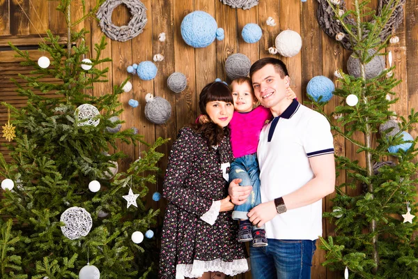 Portret van familie op Kerst avond — Stockfoto
