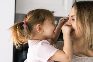 Anne ve kızı evde birlikte vakit geçiriyorlar. Aile bağları, ebeveynlik, iletişim ve sıcak bir iç mekanda günlük yaşam.