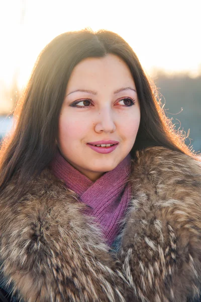 Belo retrato de inverno de mulher jovem — Fotografia de Stock