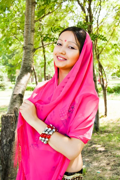 Ritratto di una giovane ragazza indiana — Foto Stock
