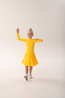 Koklear implantı olan genç dansçı stüdyoda etkileyici bir hareket sergiliyor. İşitme kaybı rehabilitasyonu, işitme eğitimi, asist tıp teknolojisi, kapsayıcı spor dansı ve fiziksel gelişim..