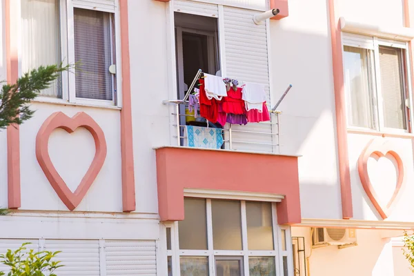 Ropa colgando en el balcón — Foto de Stock