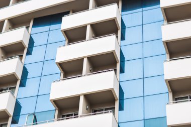 Pencere ve balkon ile bir bina cephe