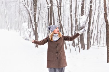 Kız parkta karla oynuyor