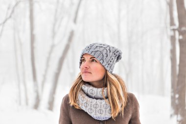 bir kış parkta güzel bir kadın