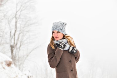 bir kış parkta güzel bir kadın