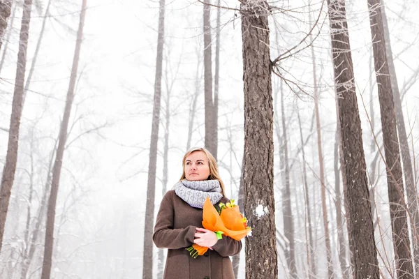 Jovem mulher no parque de inverno — Fotografia de Stock