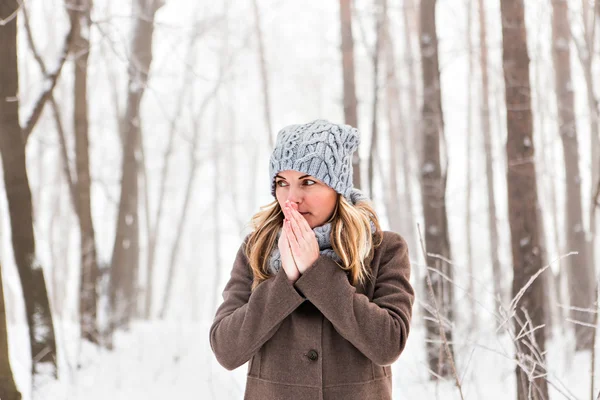Портрет женщины, испытывающей холод зимой - на открытом воздухе — стоковое фото